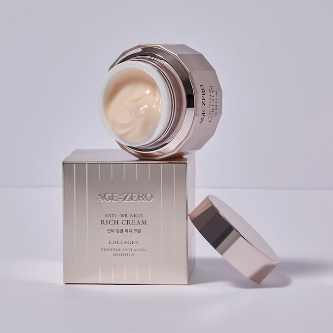 AGE:ZERO – Anti-Wrinkle Rich Cream Combina tecnologia liposomiale e ingredienti botanici dell’isola di Jeju. I liposomi, micro-vescicole lipidiche simili alle membrane cellulari, favoriscono un migliore assorbimento degli attivi negli strati superficiali della pelle. La formula contribuisce a nutrire in profondità, migliorare l’elasticità e aumentare la densità cutanea, per una pelle più compatta e levigata. 