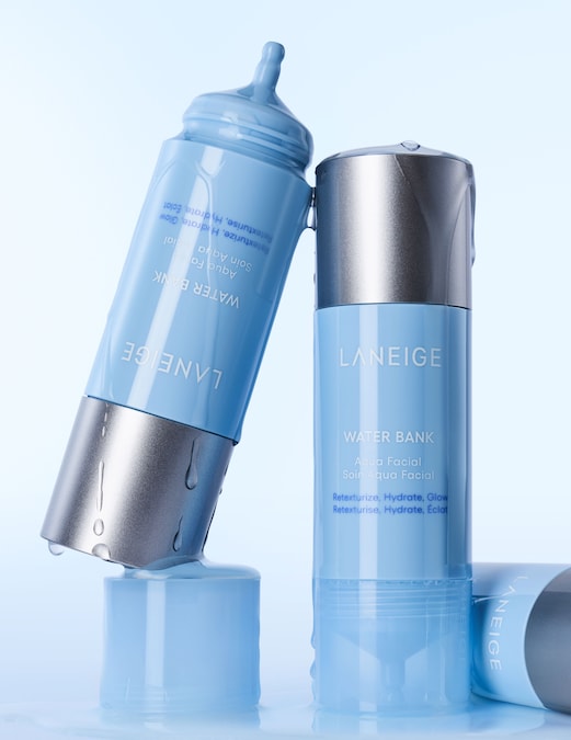 LANEIGE – Water Bank Aqua Facial Serum Siero viso ispirato alla filosofia glass skin, che combina azione levigante e idratazione profonda per una pelle rimpolpata e luminosa. La formula integra l’Aqua Glass Booster con un Acid Complex al 7,7% (PHA, AHA, BHA) per migliorare la texture cutanea e un Hydro Infusion Shot con acido ialuronico cross-linked e ceramidi per rafforzare la barriera e trattenere l’idratazione. La texture leggera e il contagocce di precisione garantiscono un’applicazione sensoriale e mirata.