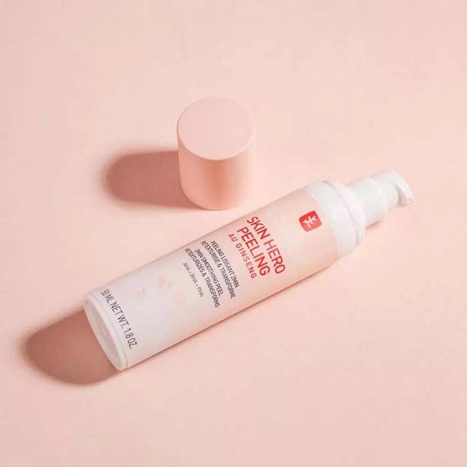 Erborian – Skin Hero Peeling al Ginseng Peeling viso quotidiano dalla texture leggera che leviga delicatamente la pelle e affina la grana cutanea. La formula combina attivi esfolianti e ingredienti lenitivi per eliminare cellule morte, migliorare luminosità e uniformità, lasciando la pelle più liscia e morbida. Agisce in due minuti.