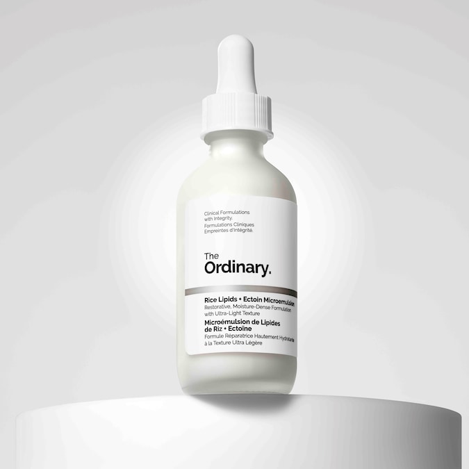 The Ordinary – Rice Lipids + Ectoin Microemulsion Idratante leggero a texture lattiginosa che assicura idratazione fino a 24 ore. La tecnologia di microfluidizzazione combina ectoina e lipidi del riso per trattenere l’acqua e rafforzare la barriera cutanea, migliorando morbidezza, uniformità e luminosità della pelle.