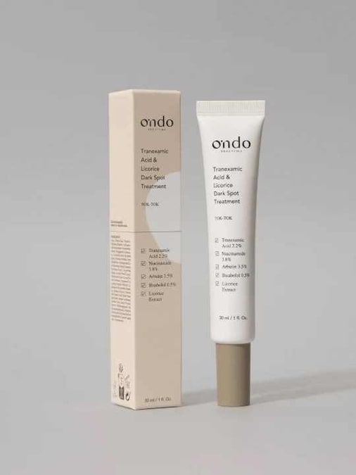 Ondo Beauty 36.5 – Tranexamic Acid & Licorice Dark Spot Treatment Trattamento mirato contro macchie e discromie, formulato con acido tranexamico, niacinamide e arbutina per agire sull’uniformità dell’incarnato. La presenza di estratto di liquirizia e bisabololo contribuisce a lenire e illuminare la pelle, mentre la texture leggera si assorbe rapidamente.