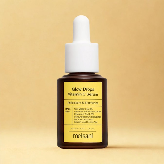 Meisani – Glow Drops Vitamin C Serum Siero illuminante e antiossidante formulato con il 10% di vitamina C e oltre il 56% di acqua di yuzu, noto per le sue proprietà rivitalizzanti. Arricchito con acido ialuronico, vitamina E e acido ferulico, aiuta a migliorare la luminosità dell’incarnato e uniformare il tono della pelle. La presenza di estratti botanici come guava, kakadu plum e tè verde contribuisce a potenziare l’effetto glow.