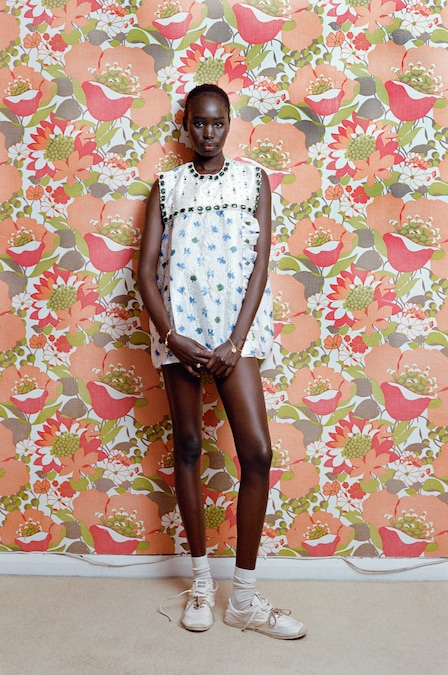 Abito in cloqué di seta (6.300 €) e sneakers in canvas di cotone (780 €), MIUMIU.