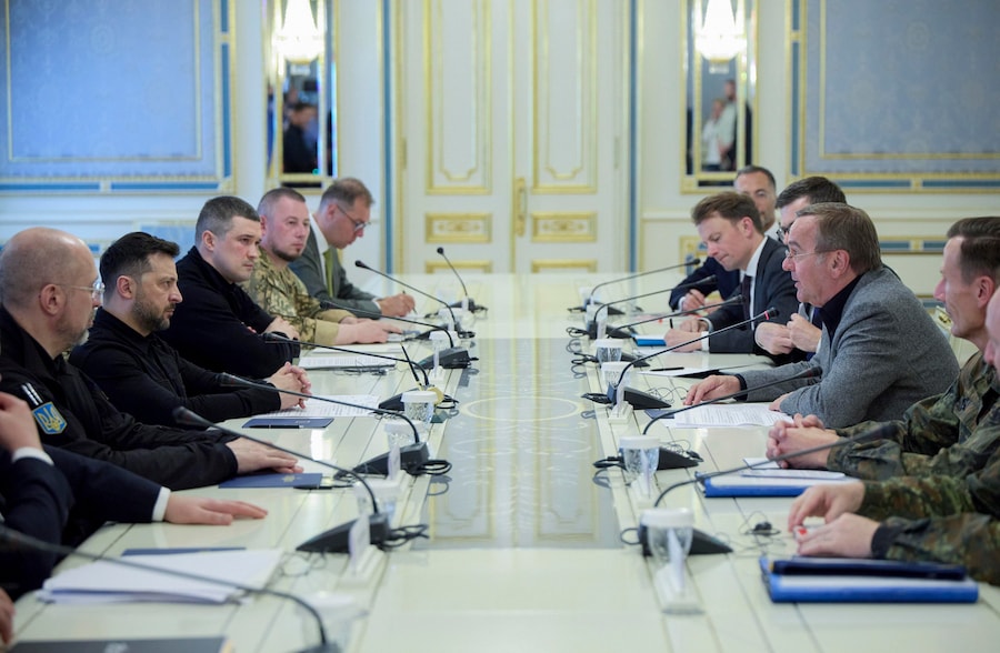 Una foto fornita dal Servizio stampa presidenziale mostra il presidente ucraino Volodymyr Zelensky (secondo da sinistra) e il ministro della Difesa tedesco Boris Pistorius (secondo da destra) durante un incontro a Kiev, in Ucraina, l'11 maggio 2026. Boris Pistorius è arrivato a Kiev in visita ufficiale mentre è in corso l'invasione russa. (EPA)