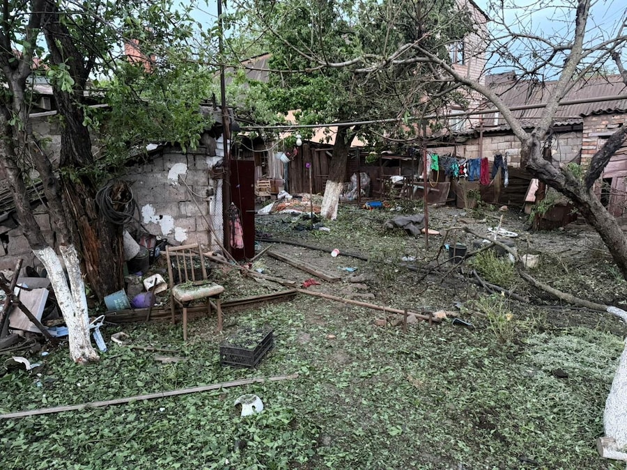 Il sito dell’edificio danneggiato dall’attacco di un drone russo a Kryvyi Rih, regione di Dnipropetrovsk, Ucraina (via REUTERS)