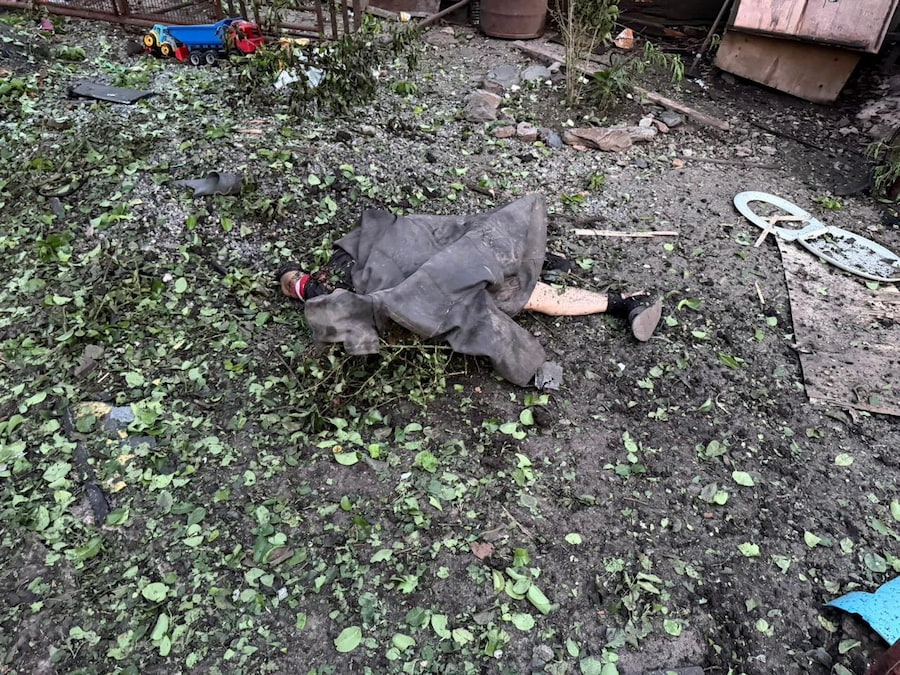 I resti di un residente ucciso giacciono a terra nel sito di un edificio danneggiato dall’attacco di un drone russo a Kryvyi Rih, regione di Dnipropetrovsk, Ucraina (via REUTERS)