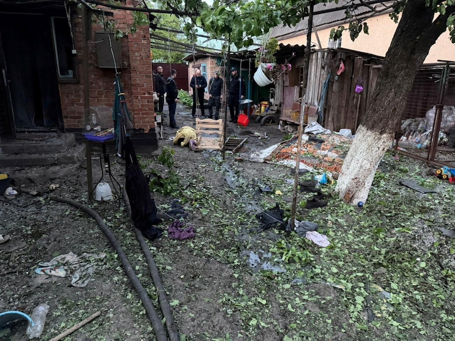 Agenti di polizia lavorano presso un edificio danneggiato dall’attacco di un drone russo a Kryvyi Rih, nella regione di Dnipropetrovsk, Ucraina (via REUTERS)