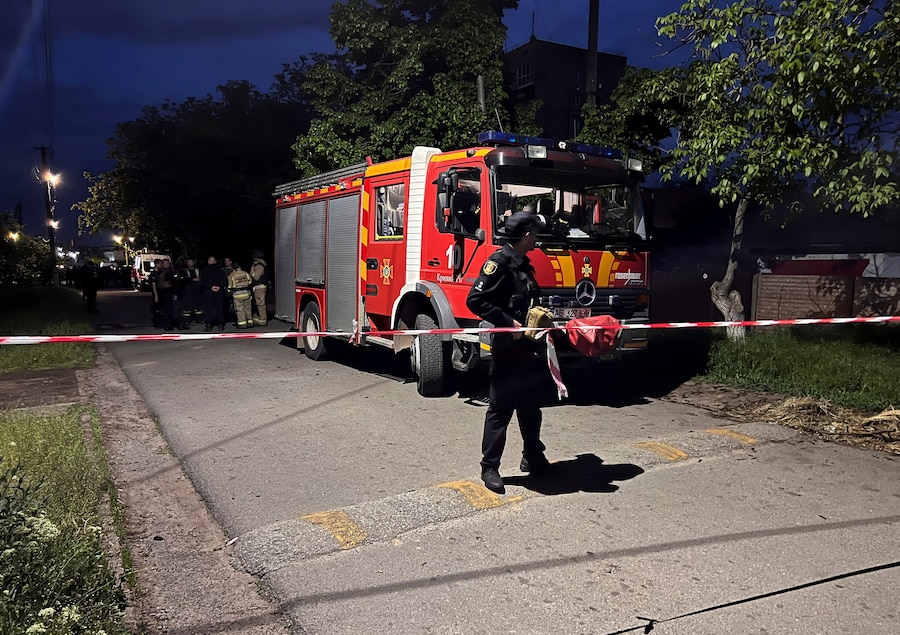 Un agente di polizia presidia il sito di un edificio danneggiato da un attacco di un drone russo a Kryvyi Rih, nella regione di Dnipropetrovsk, Ucraina (REUTERS)