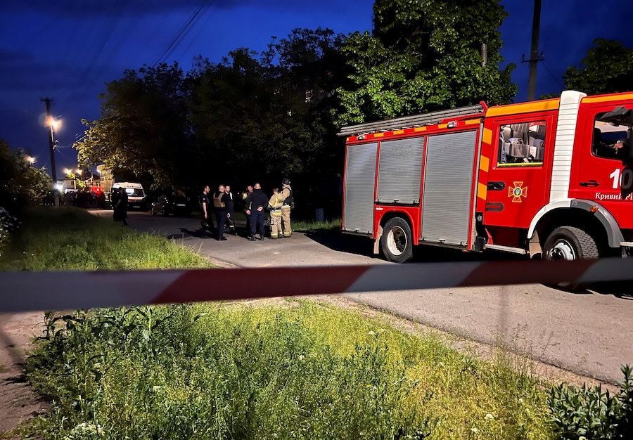 I soccorritori lavorano sul luogo di un edificio danneggiato da un attacco di droni russi a Kryvyi Rih, nella regione di Dnipropetrovsk, Ucraina (REUTERS)