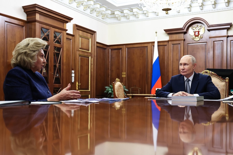 Il presidente russo Vladimir Putin (a destra) incontra la commissaria per i diritti umani Tatyana Moskalkova al Cremlino di Mosca, Russia (EPA)