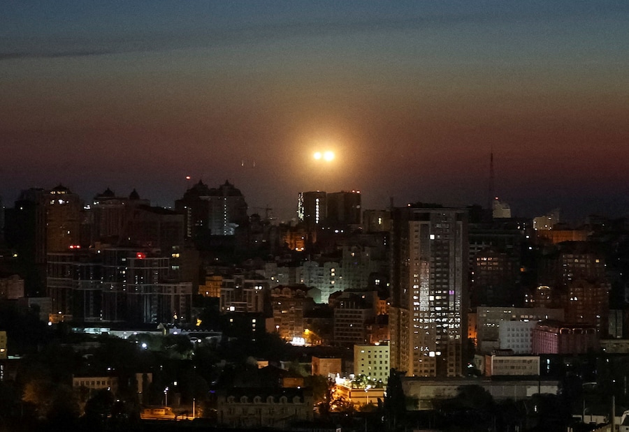 Esplosioni sulla città mentre militari ucraini colpiscono un drone russo durante un attacco di droni russi a Kiev (REUTERS)