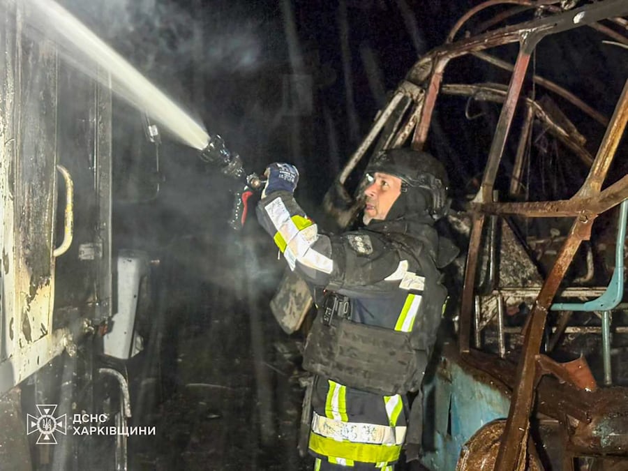 Il personale dei servizi di emergenza lavora per spegnere un incendio a seguito di un attacco di droni russi nella regione di Kharkiv (APN)