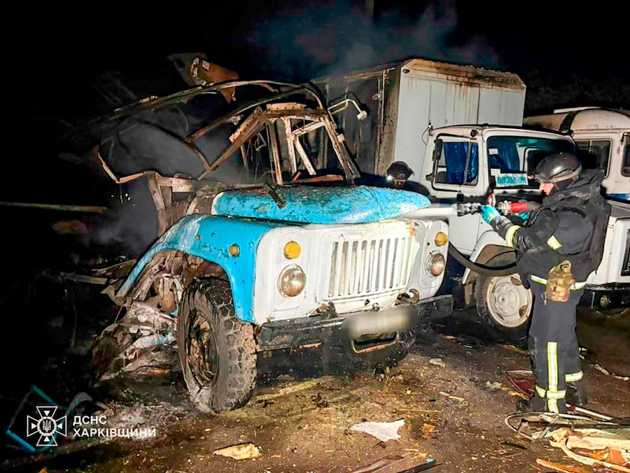 Il personale dei servizi di emergenza lavora per spegnere un incendio a seguito di un attacco di droni russi nella regione di Kharkiv, in Ucraina (APN)