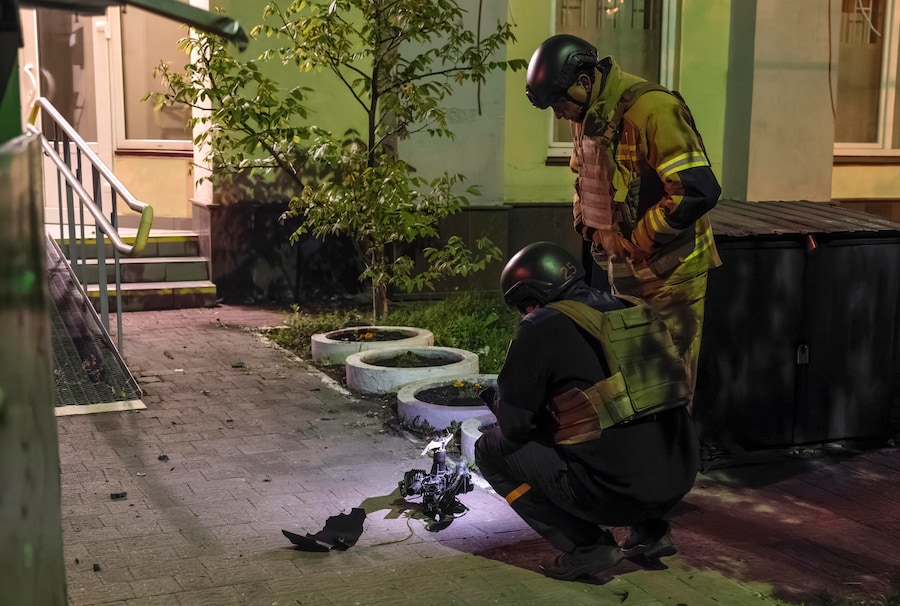 I soccorritori ucraini ispezionano il motore di un drone dopo che i detriti di un drone russo intercettato sono caduti sul tetto di un grattacielo residenziale a Kiev, Ucraina (EPA)