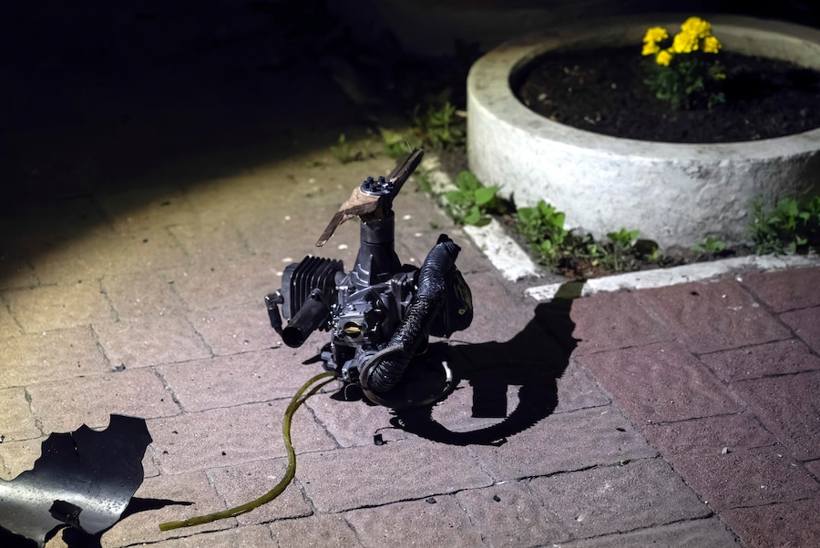 Il motore di un drone vicino al luogo in cui i detriti di un drone russo intercettato sono caduti sul tetto di un grattacielo residenziale a Kiev, Ucraina (EPA)