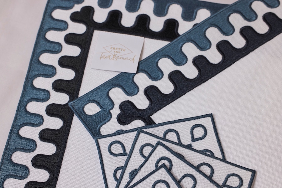 Frette. Tovagliette Turning Tables, design Tara Bernerd, in cotone-lino con bordure geometriche