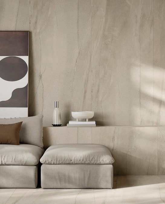 Graniti Fiandre. Parete in gres-porcellanato Mega Grey, con finitura semilucida, con cinque sfumature graffiate per modellare e rivestire ogni superficie