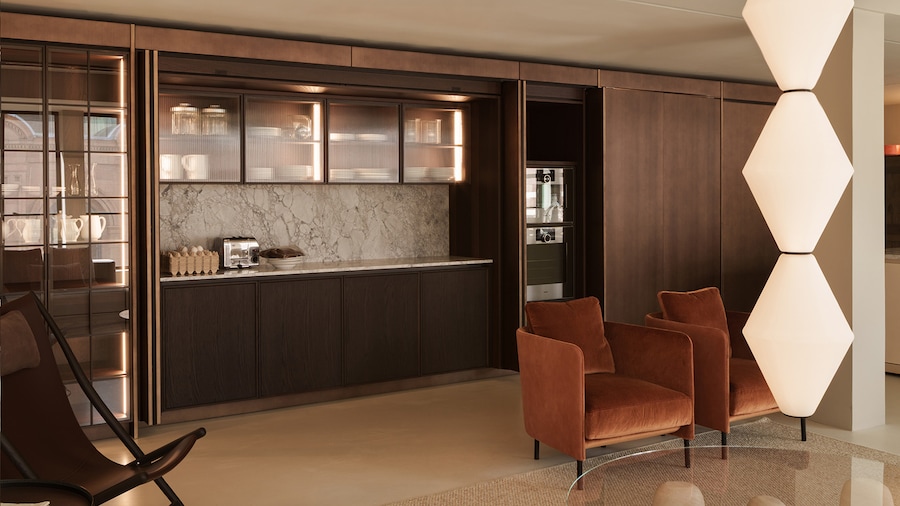 Boffi Hide Pro. Moduli di contenimento a colonna, attrezzabili per ogni funzione della cucina, senza binario a terra e senza maniglie