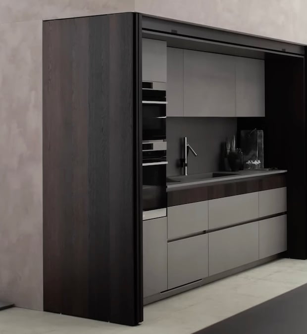 Stosa. Cucina Natural in rovere dogato. Le ante a scomparsa consentono configurazioni personalizzate
