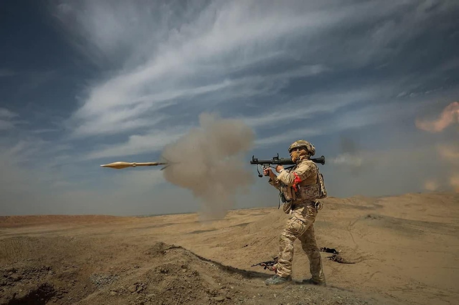 Membri del Corpo delle Guardie Rivoluzionarie Iraniane (IRGC) durante un’esercitazione militare nei pressi della capitale Teheran, in Iran, il 12 maggio 2026. (EPA)