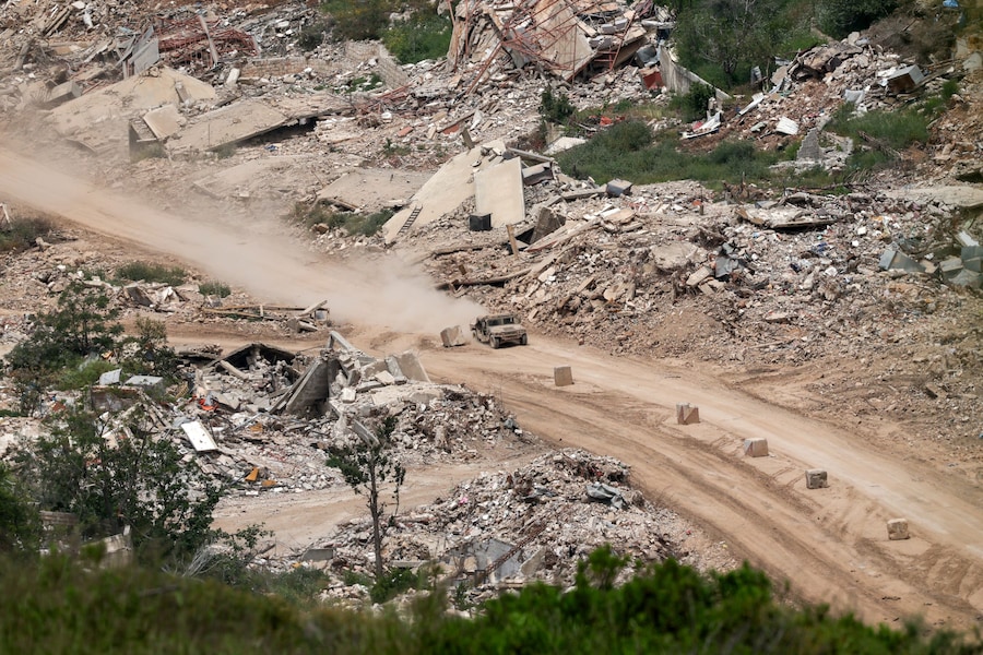 Un veicolo militare israeliano in azione sul versante libanese del confine israelo-libanese, visto dal nord di Israele, 12 maggio 2026. (REUTERS)