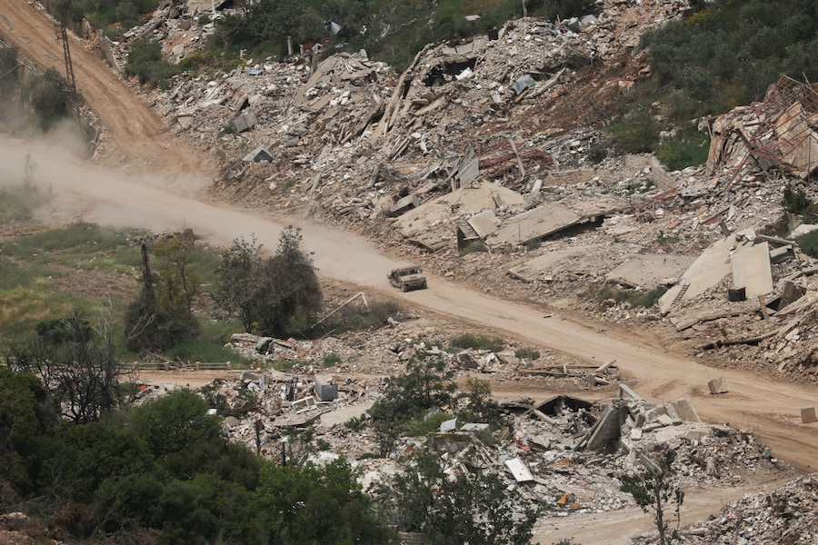 Un veicolo militare israeliano in azione sul versante libanese del confine israelo-libanese, visto dal nord di Israele, 12 maggio 2026. (REUTERS)
