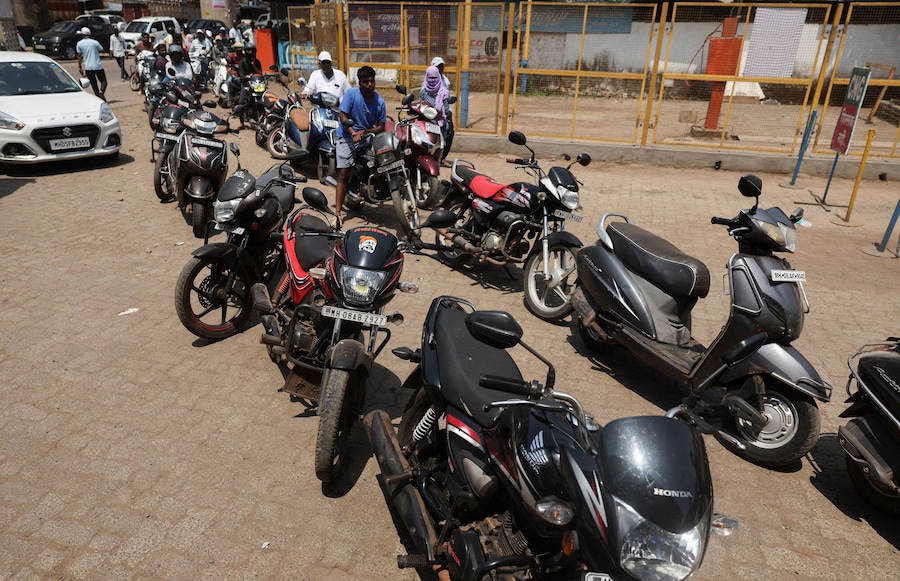 Lunghe file per fare rifornimento ai propri motorini, preoccupata da possibili interruzioni delle forniture, ma le autorità assicurano che non vi sono carenze. (REUTERS)