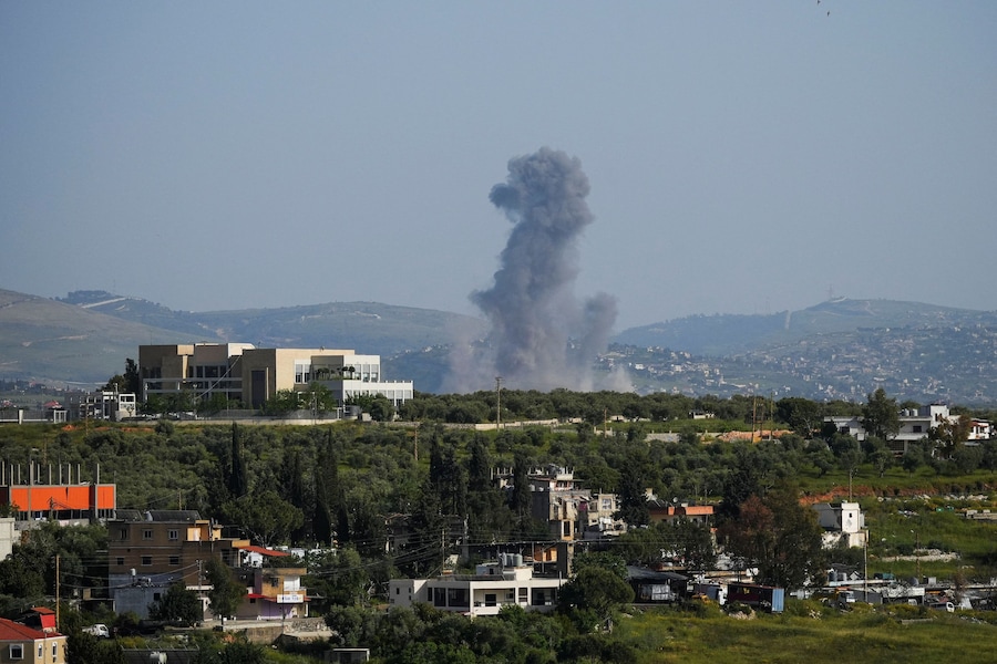 Il fumo si alza dopo un attacco israeliano a Kfar Tebnit, in Libano, il 12 maggio 2026. (REUTERS)