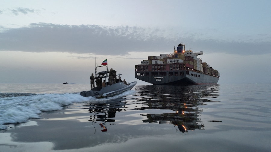 La nave "Epaminondas" durante il sequestro da parte del Corpo delle Guardie Rivoluzionarie Islamiche (IRGC) nello Stretto di Hormuz, in Iran. (via REUTERS)