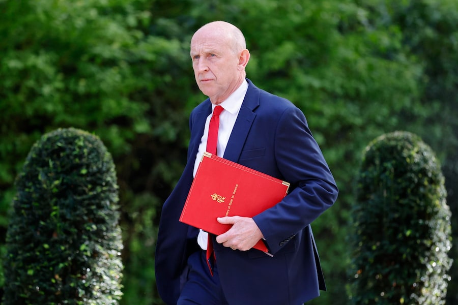 John Healey (EPA/TOLGA AKMEN)