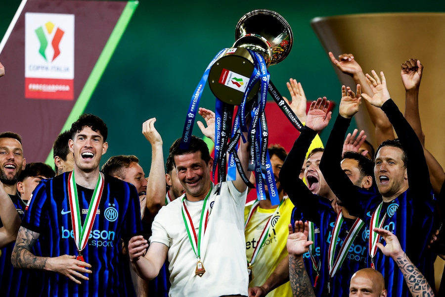 L'allenatore dell'Inter Cristian Chivu festeggia con il trofeo. (ANSA)