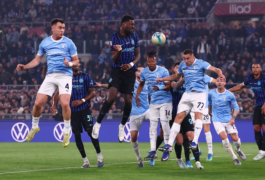 Marcus Thuram dell'Inter in azione prima che Adam Marusic della Lazio segni un autogol, il primo per l'Inter. (REUTERS)
