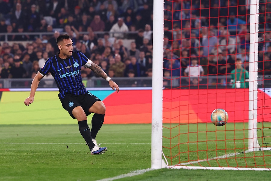 Lautaro Martinez dell'Inter segna il secondo gol della sua squadra. (REUTERS)