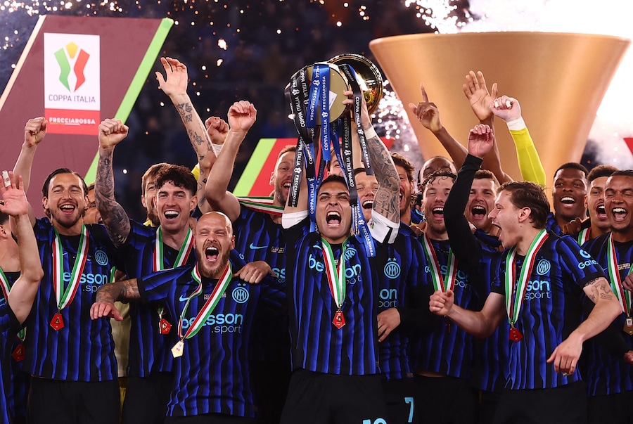 Lautaro Martinez dell'Inter solleva il trofeo insieme ai compagni di squadra dopo aver vinto la Coppa Italia. (REUTERS)
