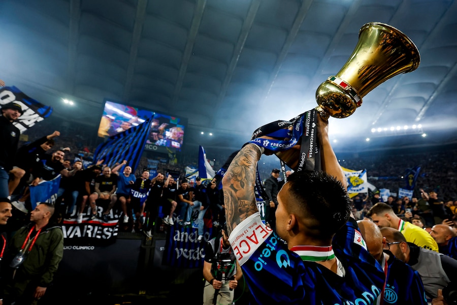 Lautaro Martinez dell'Inter festeggia con il trofeo dopo la vittoria nella finale di Coppa Italia. (ANSA)