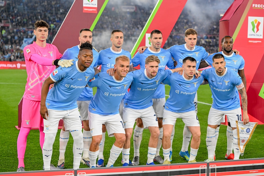 La squadra della Lazio in posa prima della partita durante la finale della Coppa Italia Frecciarossa 2025/2026 tra Lazio e Inter Milano allo Stadio Olimpico di Roma. (LAPRESSE)