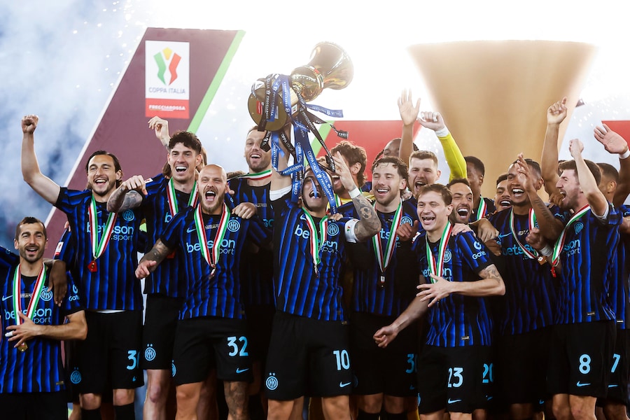 I giocatori dell'Inter festeggiano con il trofeo dopo la vittoria nella finale di Coppa Italia. (ANSA)
