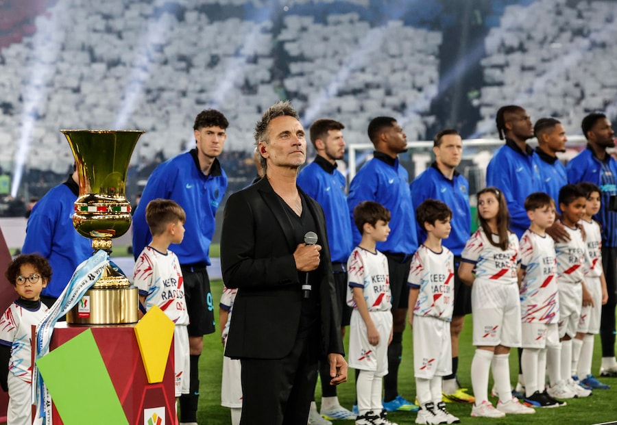 Il cantante italiano Nek durante la finale di Coppa Italia di calcio tra SS Lazio e FC Inter allo Stadio Olimpico di Roma. (ANSA)