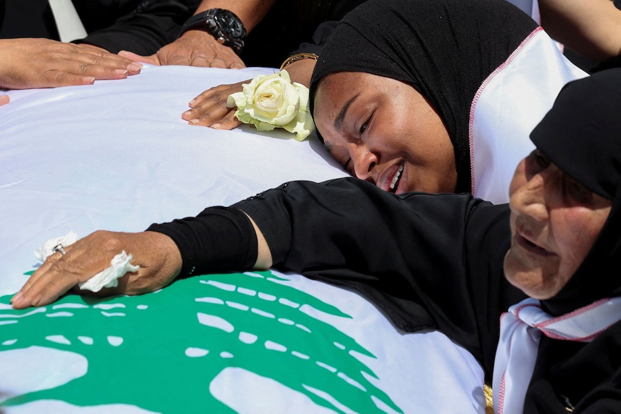 I partecipanti al funerale di Hussein Jaber e Ahmad Noura, membri della protezione civile libanese rimasti uccisi martedì in un attacco israeliano sulla città meridionale di Nabatieh, a Sidone, in Libano. (REUTERS)