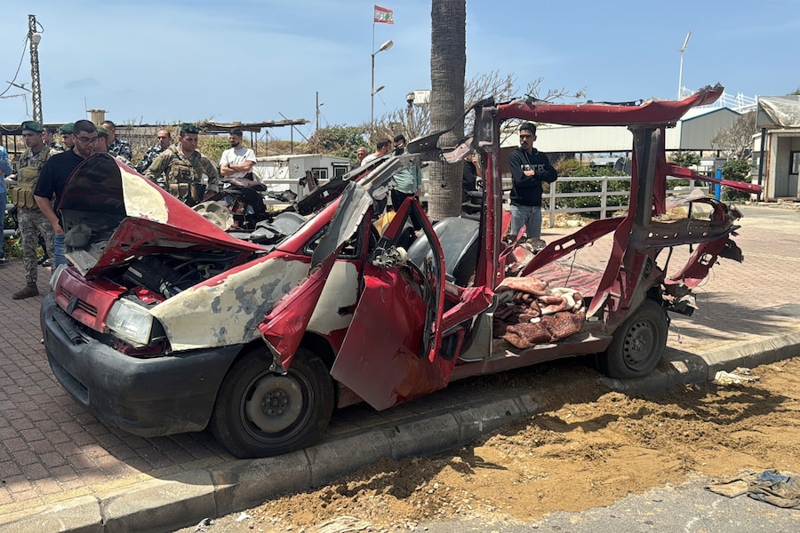 La gente si raduna sul luogo di un attacco israeliano nei pressi di Sidone, in Libano. (REUTERS)