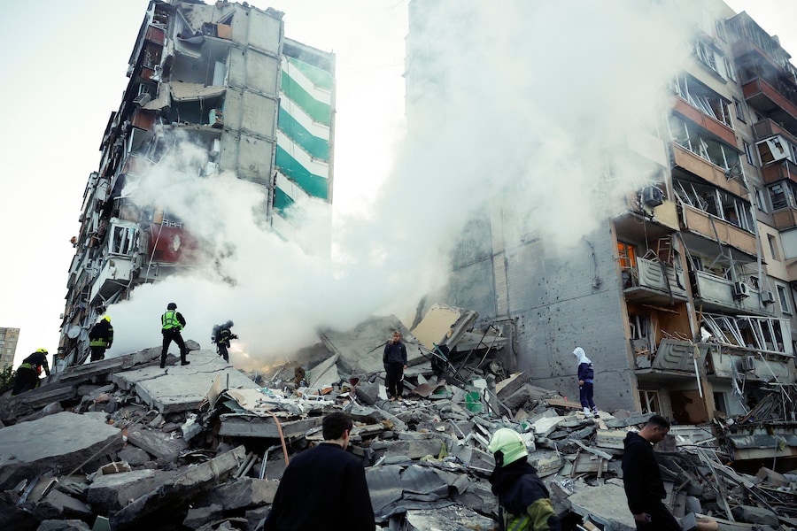 I soccorritori cercano persone sepolte sotto le macerie nel luogo in cui si trova un condominio danneggiato durante gli attacchi missilistici e con droni russi, nel contesto dell'offensiva russa contro l'Ucraina, a Kiev. (REUTERS)