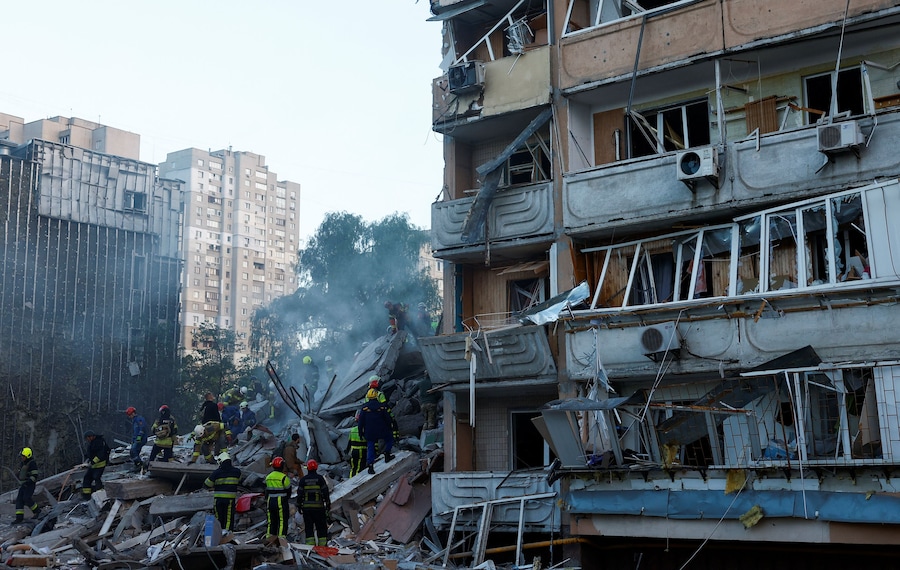 I soccorritori sono al lavoro sul luogo di un condominio danneggiato durante gli attacchi russi con missili e droni, nel contesto dell'offensiva russa contro l'Ucraina, a Kiev. (REUTERS)