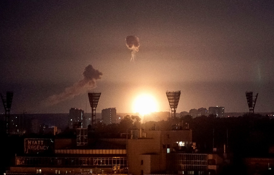Un'esplosione illumina il cielo sopra la città durante un attacco russo con missili e droni, nel contesto dell'offensiva russa contro l'Ucraina, a Kiev, Ucraina. (REUTERS)