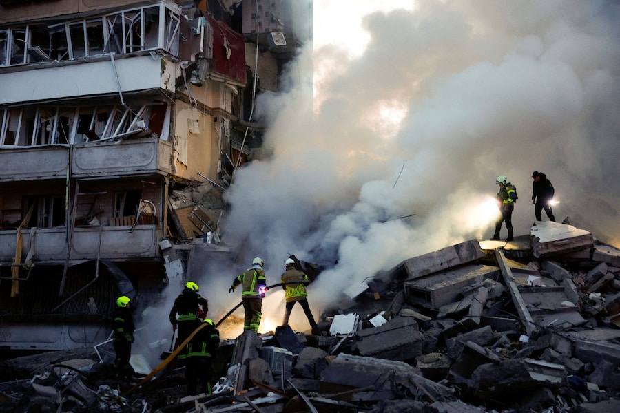 I soccorritori cercano persone sepolte sotto le macerie nel luogo in cui si trova un condominio danneggiato durante gli attacchi russi con missili e droni, nel contesto dell'offensiva russa contro l'Ucraina, a Kiev. (REUTERS)
