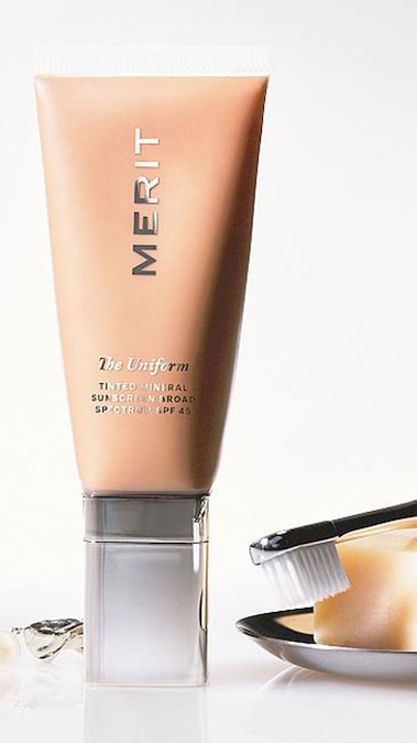 Merit. The Uniform Tinted Mineral Spf50: protegge e uniforma la pelle