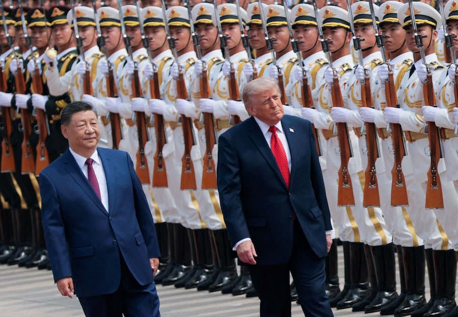 Il presidente degli Stati Uniti Donald Trump passa in rassegna la guardia d'onore durante una cerimonia di benvenuto con il presidente cinese Xi Jinping alla Grande Sala del Popolo a Pechino, in Cina, il 14 maggio 2026. (REUTERS)