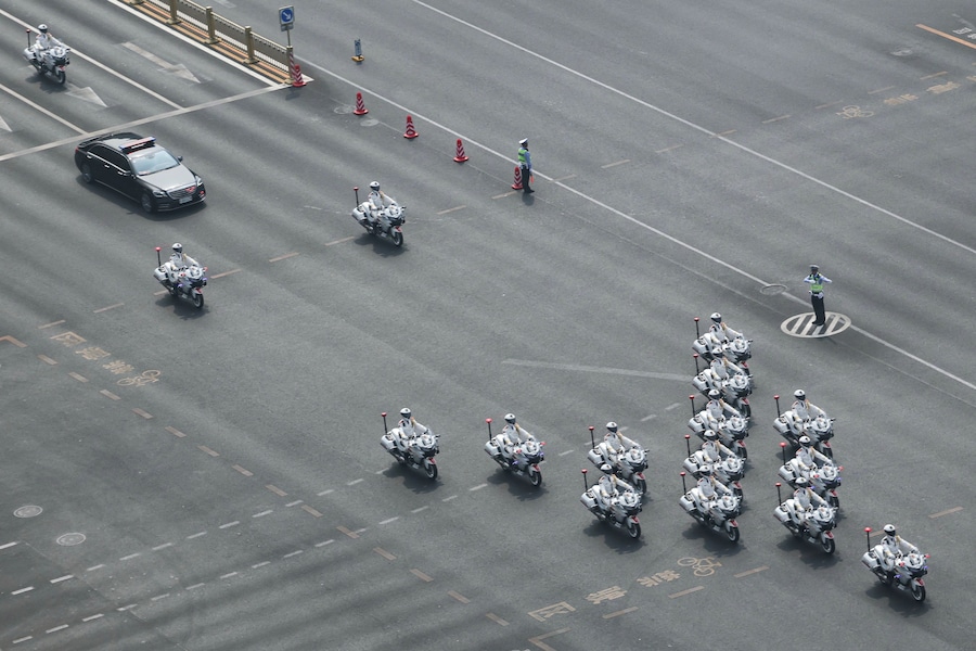Un corteo di auto che si ritiene trasporti il presidente degli Stati Uniti Donald Trump percorre il viale Chang'an a Pechino, in Cina, il 14 maggio 2026. (REUTERS)