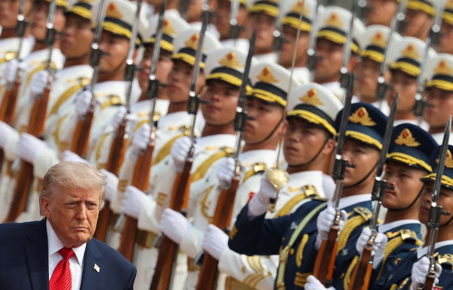 Il presidente degli Stati Uniti Donald Trump passa in rassegna la guardia d'onore durante una cerimonia di benvenuto alla Grande Sala del Popolo, a Pechino, in Cina, il 14 maggio 2026. (REUTERS)