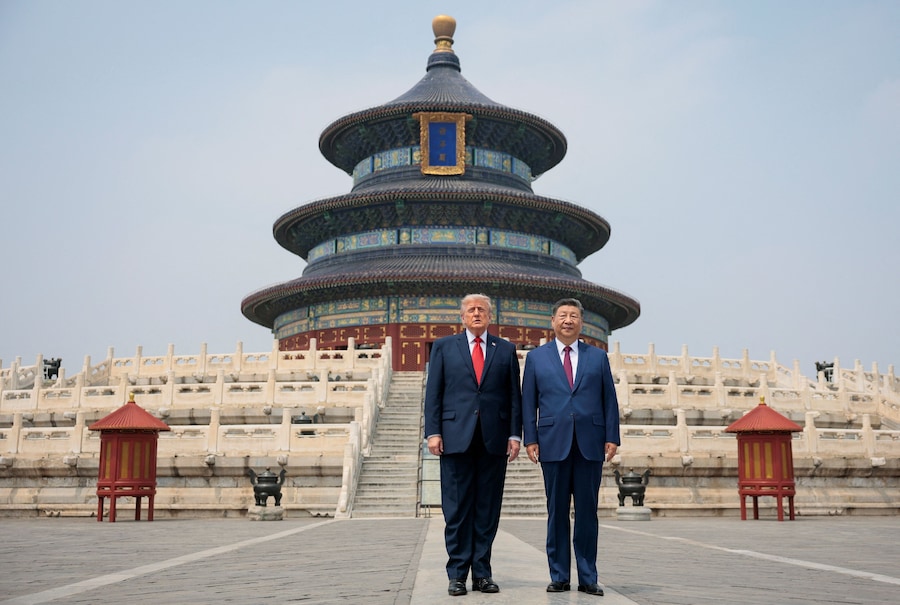 Il presidente degli Stati Uniti Donald Trump e il presidente cinese Xi Jinping in posa durante una visita al Tempio del Cielo a Pechino, in Cina, il 14 maggio 2026. (REUTERS)