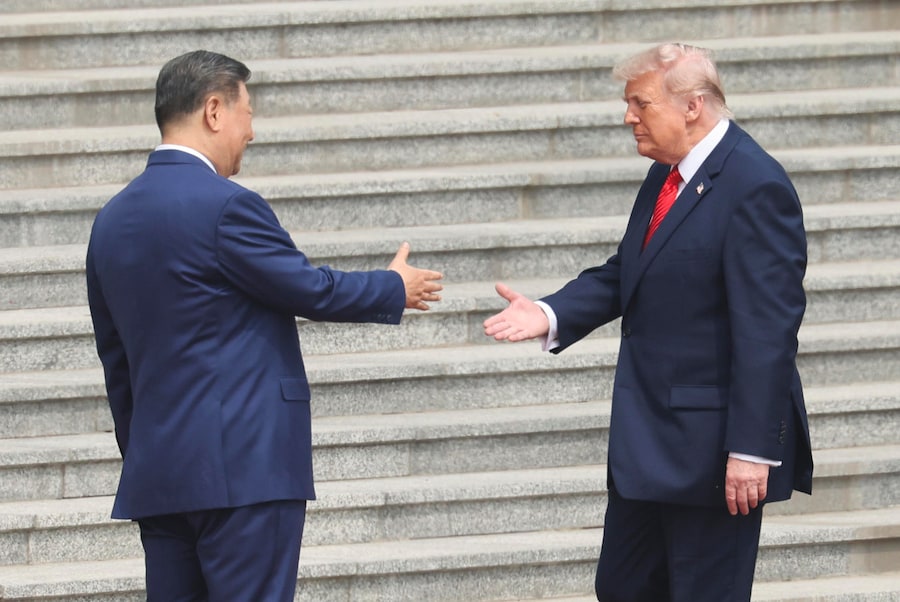 Il presidente cinese Xi Jinping saluta il presidente degli Stati Uniti Donald Trump durante una cerimonia di benvenuto alla Grande Sala del Popolo a Pechino, in Cina, il 14 maggio 2026. (EPA)